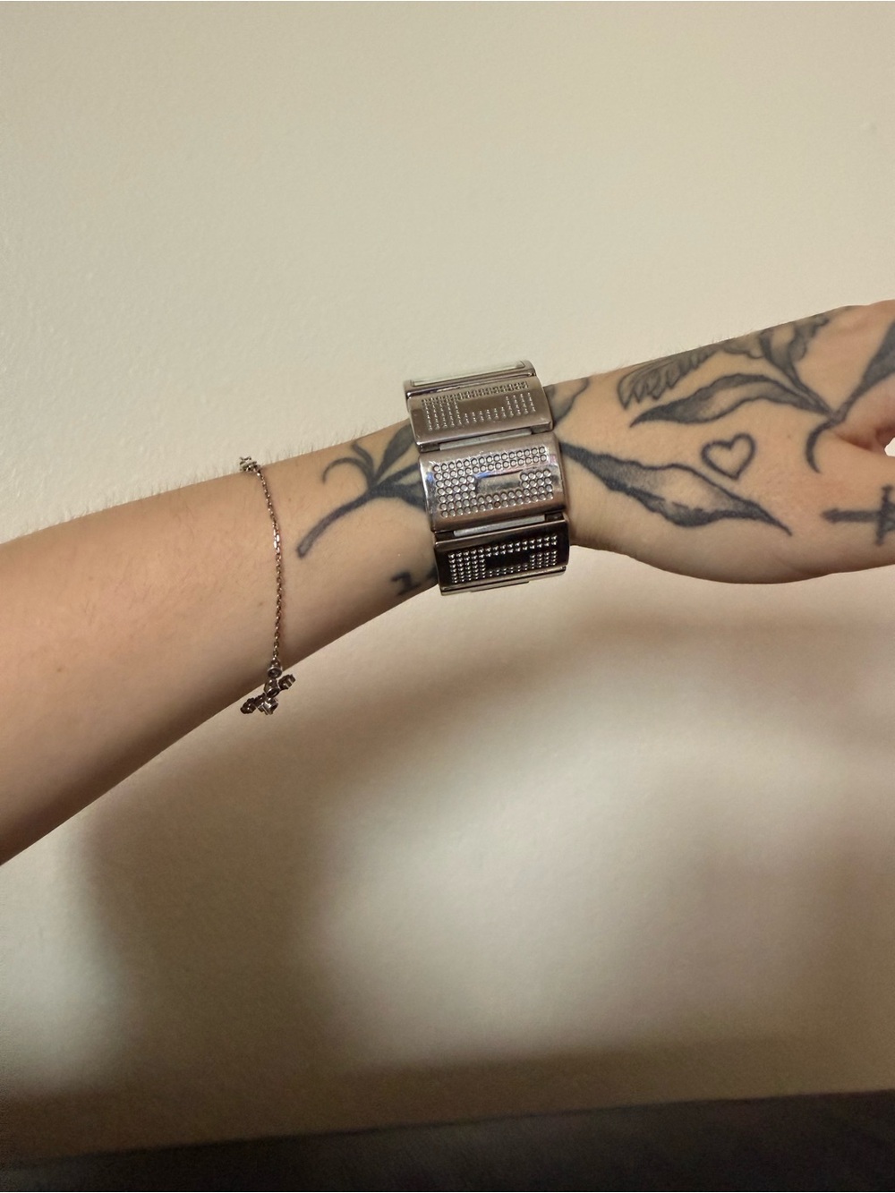 Guess Silver-Tone Chunky Panel Bracelet Watch - Picture 4 of 7